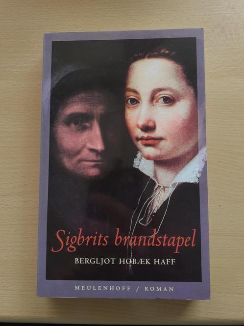 Bergljot Hobaek Haff - Sigbritys brandstapel, Boeken, Literatuur, Gelezen, Nederland, Ophalen of Verzenden