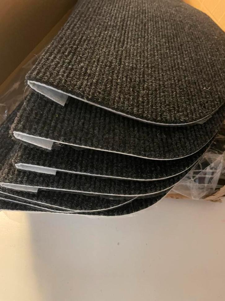 Traptreden maantjes, Huis en Inrichting, Stoffering | Vloerbedekking, Zo goed als nieuw, Tapijt, Zwart, minder dan 10 m², Ophalen of Verzenden