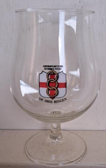De Drie Ringen Bierglas op voet type bolleke beschikbaar voor biedingen