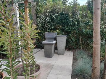 Drie grote zinken plantenbakken bloempotten  beschikbaar voor biedingen