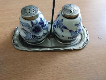 Delfts blauw peper en zout stel op verzilverde houder beschikbaar voor biedingen