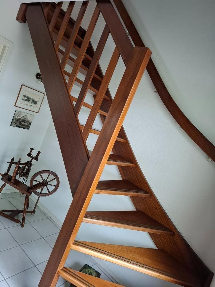 Hardhouten trap inclusief leuning, Doe-het-zelf en Verbouw, Ladders en Trappen, Zo goed als nieuw, Trap, 2 tot 4 meter, Ophalen
