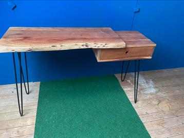 Bureau cq sidetable beschikbaar voor biedingen