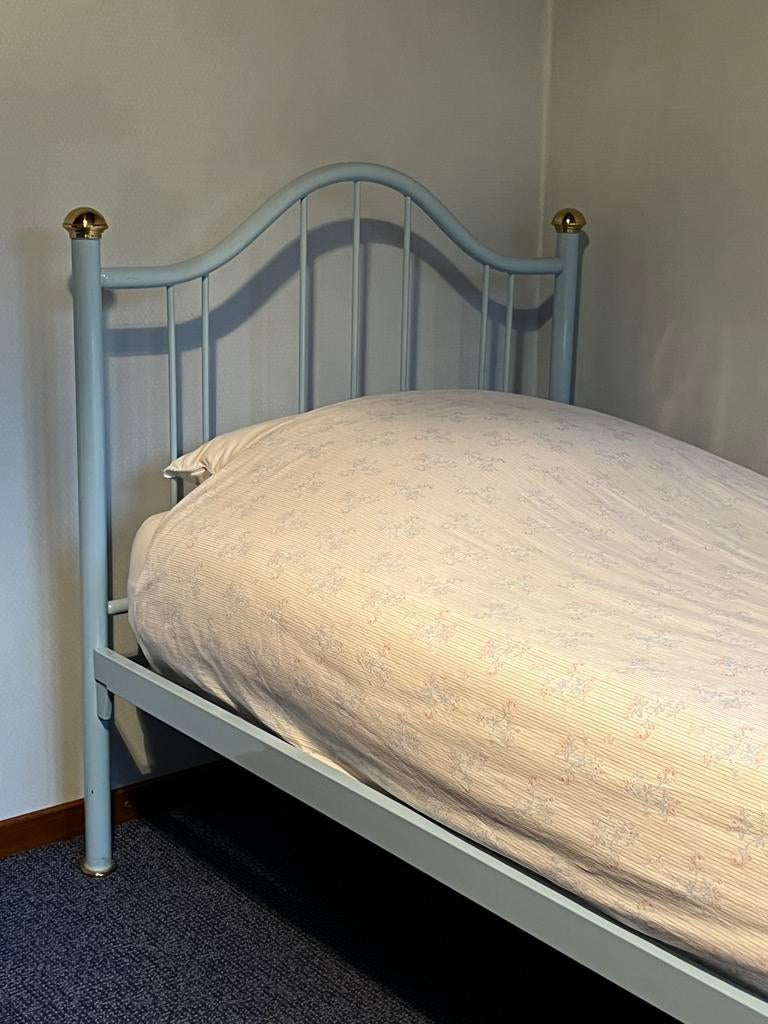 Licht blauw eenpersoons bed 90 x 200 incl spiraal en matras, Ophalen, 90 cm, Eenpersoons, Blauw