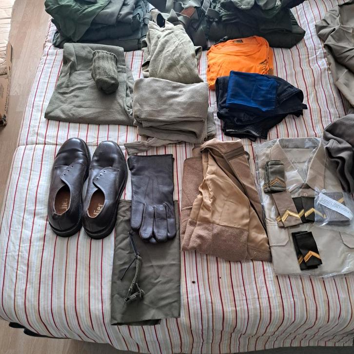 Legerkleding jaren 80 - Complete Set, Verzamelen, Militaria | Algemeen, Overige soorten, Kleding of Schoenen, Nederland, Ophalen