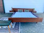 Vintage tweepersoonsbed met zwevende nachtkastjes, Huis en Inrichting, Slaapkamer | Bedden, Ophalen, Gebruikt, Bruin, Tweepersoons