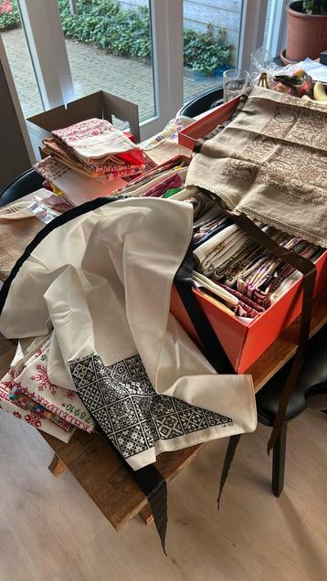 Verzameling geborduurde schorten beschikbaar voor biedingen