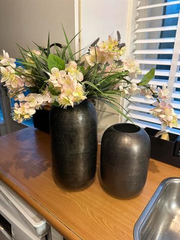 2 PTMD vazen met bloemen beschikbaar voor biedingen
