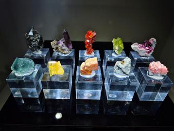10 geweldige kleurrijke thumbnails mineralen op acryl beschikbaar voor biedingen