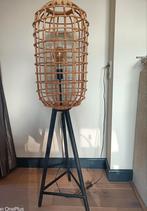 Driepoot vloerlamp met bamboe kap Light and Living, Huis en Inrichting, Lampen | Vloerlampen, Ophalen, Zo goed als nieuw, 150 tot 200 cm