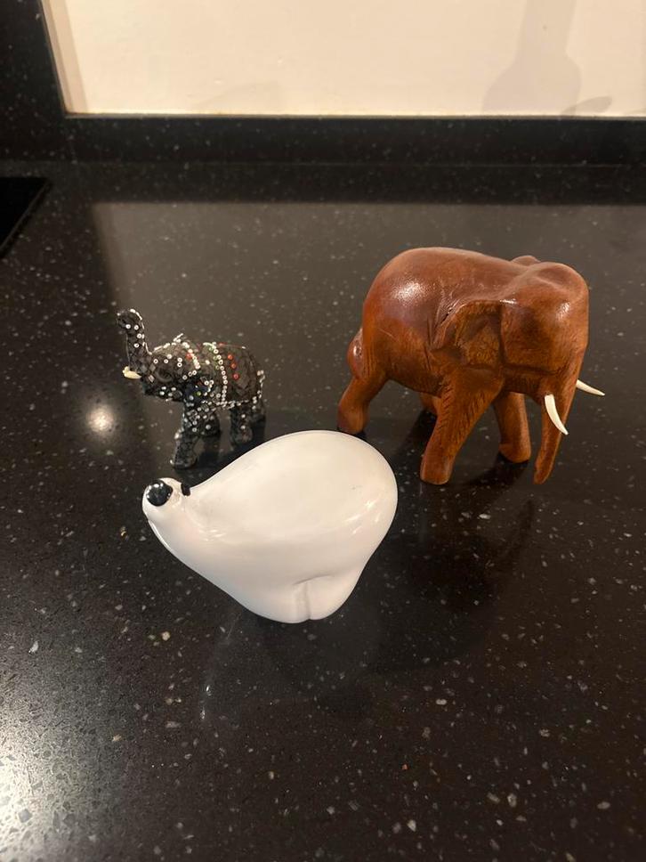 Houten olifantenbeeldjes + glazen ijsbeer - Verhuizing, Verzamelen, Beelden en Beeldjes, Gebruikt, Dier, Ophalen of Verzenden