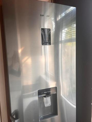 Koelkast met waterdispenser beschikbaar voor biedingen