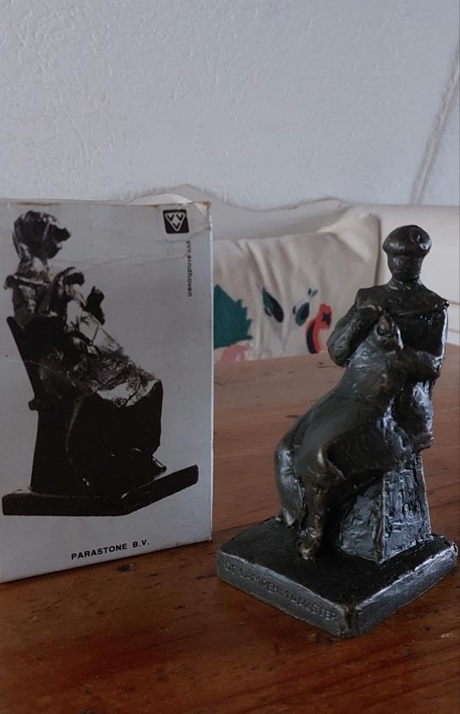 De lampenmaakster Eindhoven, Verzamelen, Beelden en Beeldjes, Nieuw, Mens, Ophalen of Verzenden