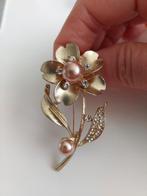 goudkleurige bloem broche met roze parels Vintage stijl, Met kristal, Overige materialen, Ophalen of Verzenden, Zo goed als nieuw