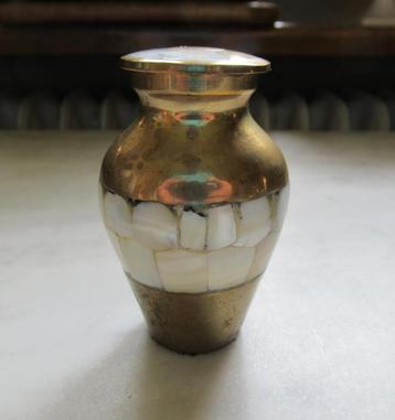 Urn van messing en parelmoer beschikbaar voor biedingen