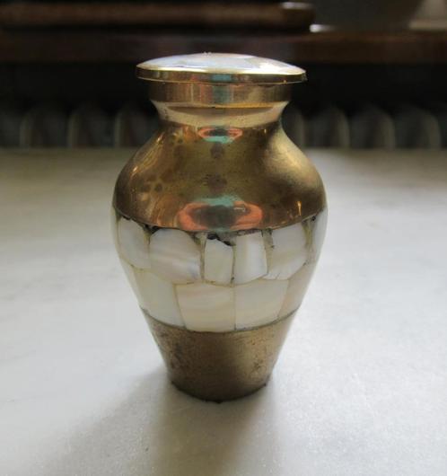 Urn van messing en parelmoer, Huis en Inrichting, Woonaccessoires | Vazen, Nieuw, Overige kleuren, Minder dan 50 cm, Overige materialen