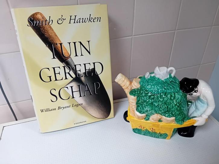 Tuinboek over tuingereedschap en tuinman theepot., Boeken, Wonen en Tuinieren, Zo goed als nieuw, Tuinieren en Tuinplanten, Ophalen of Verzenden