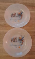 Twee prachtige ’70 Arcopal melkglas borden – Ark van Noach, Antiek en Kunst, Ophalen of Verzenden
