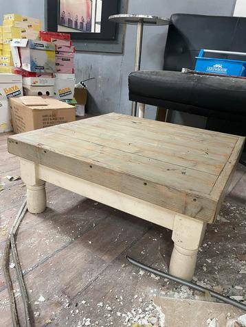 Houten Salontafel met Robuuste Look beschikbaar voor biedingen