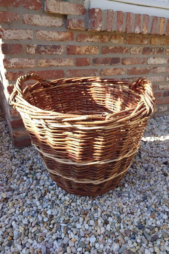 Zeer grote stevige rotan mand, Huis en Inrichting, Woonaccessoires | Schalen en Manden, Gebruikt, Mand, Rond, Riet, Ophalen of Verzenden