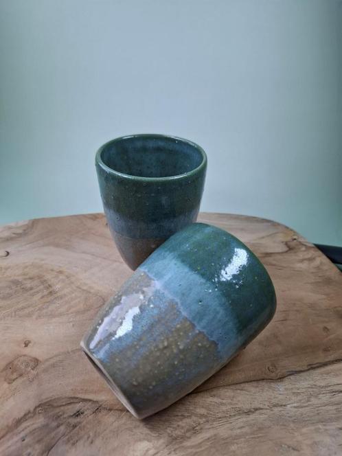 2 handgemaakte keramiek koffiebekers Sage, Huis en Inrichting, Keuken | Servies, Nieuw, Kop(pen) en/of Schotel(s), Overige stijlen