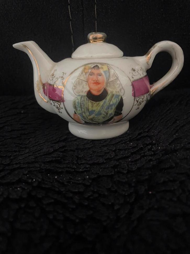 Oud klein Kinderservies Theepotje met afbeelding Vrouw, Antiek en Kunst, Antiek | Servies los, Ophalen