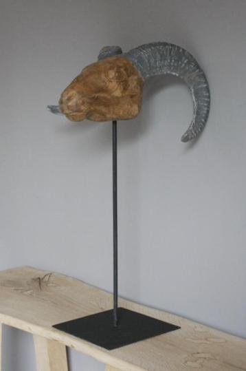 Gave decoratieve steenbok op sokkel metaal hout 75 cm. beschikbaar voor biedingen