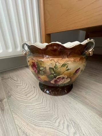 Antieke Bloempot met Rozenmotief beschikbaar voor biedingen