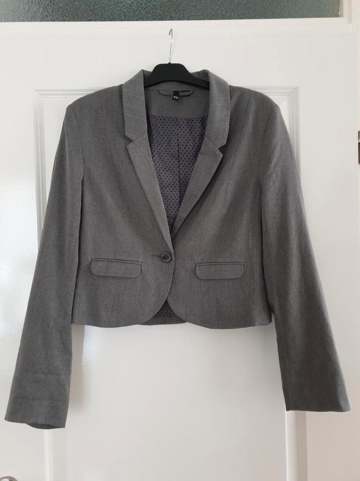 Grijze blazer maat 42 H&M Divided, Kleding | Dames, Jasjes, Kostuums en Pakken, Zo goed als nieuw, Jasje, Maat 42/44 (L), Grijs