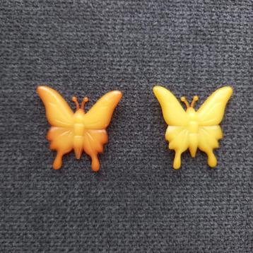 Vlinders 2 plastic broches geel en oranje, uit jaren '70/'80 beschikbaar voor biedingen