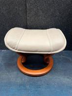 Zeer nette Stressless Voetenbankje Hocker Wit Leer/Teakhout, Huis en Inrichting, Banken | Voetenbanken en Poefen, Ophalen, Minder dan 50 cm