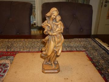 Maria met kindje Jezus van kunststof met een houtlook beschikbaar voor biedingen