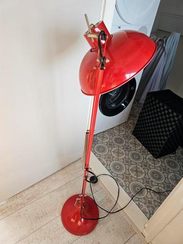 Retro scharnierlamp rood beschikbaar voor biedingen