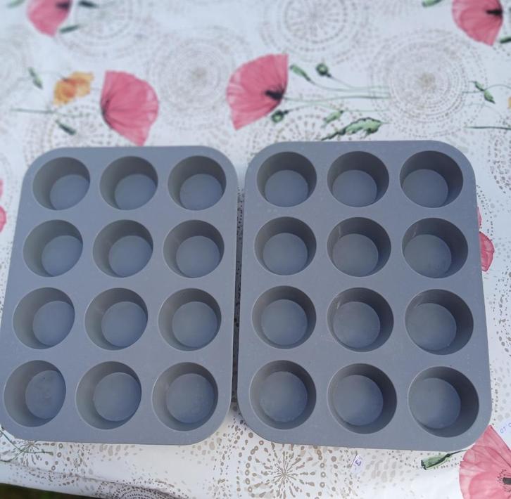 2 grijs silicone bakvorm 12 cupcake,s, Hobby en Vrije tijd, Taarten en Cupcakes maken, Zo goed als nieuw, Bakvorm, Taarten, Ophalen of Verzenden