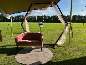Te huur: Trouwbankje + vloerkleed en backdrop  beschikbaar voor biedingen