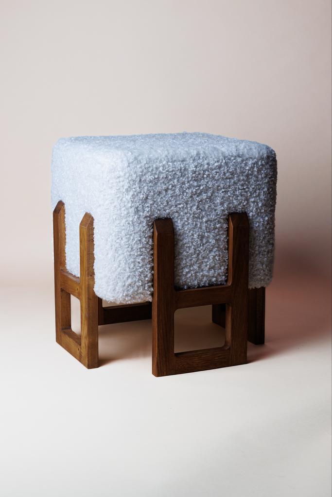 Houten kruk met zachte bekleding Vittorio Dassi, Italie 1950, Huis en Inrichting, Banken | Voetenbanken en Poefen, Zo goed als nieuw