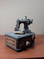 Beren muziekdoos / speeldoos " naaimachine", Ophalen of Verzenden, Beeldje