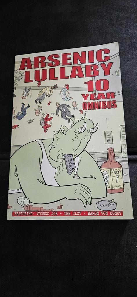 Paperback: Arsenic Lullaby 10 years omnibus, Verzamelen, Stripfiguren, Zo goed als nieuw, Boek of Spel, Overige figuren, Ophalen of Verzenden