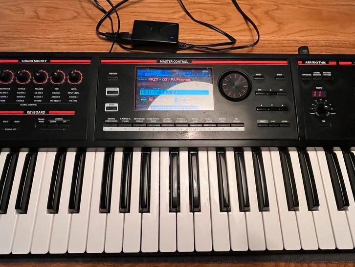 Roland FA 06, Muziek en Instrumenten, Synthesizers, Zo goed als nieuw, 61 toetsen, Roland, Met midi-aansluiting, Ophalen