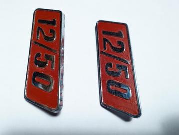 2 x Logo 12/50 voor Triumph Herald beschikbaar voor biedingen