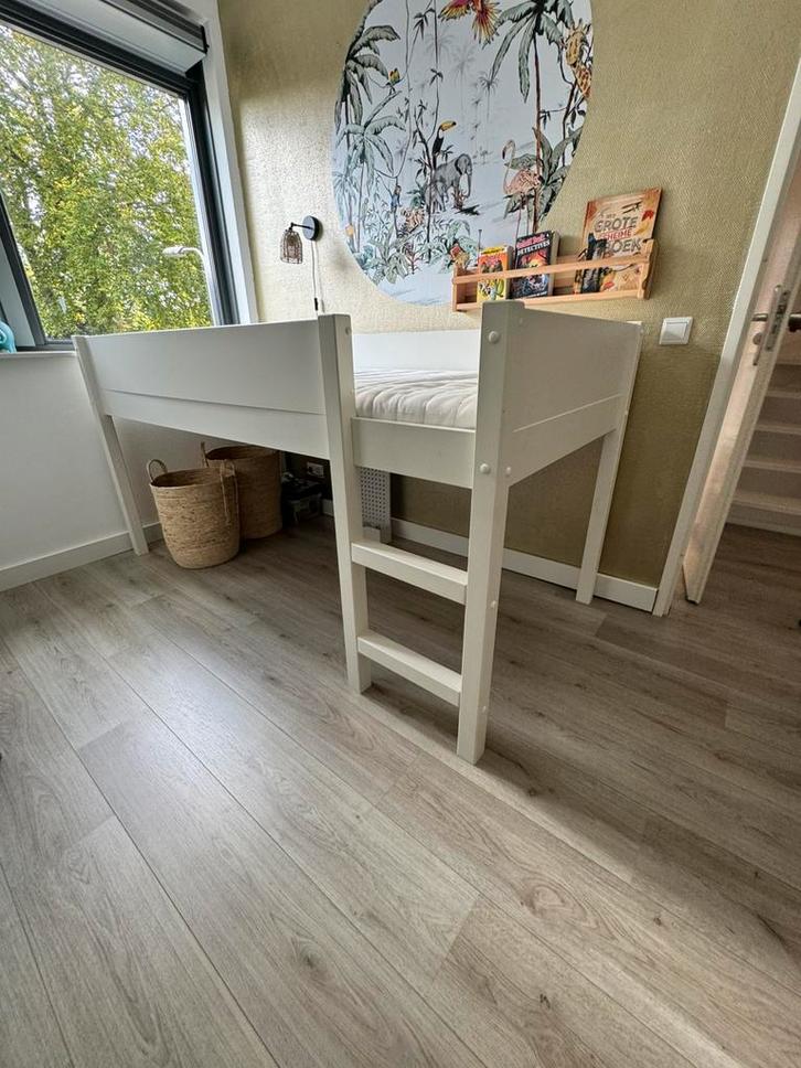 Gratis: Mooie halfhoogslaper inclusief Ikea matras, Kinderen en Baby's, Kinderkamer | Stapelbedden en Hoogslapers, Gebruikt, Halfhoogslaper