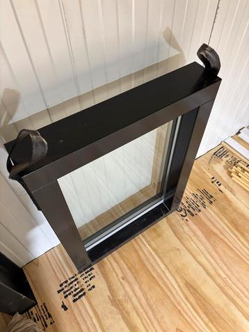 Houten kozijn met dubbel glas beschikbaar voor biedingen