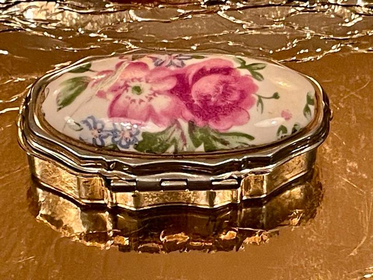 Klein pillendoosje met bloemmotief en 2 vakjes, Antiek en Kunst, Curiosa en Brocante, Ophalen of Verzenden