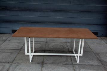 Binnen/buitentafel Betonlook beschikbaar voor biedingen