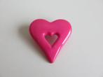Broche roze hart (kunststof), Sieraden, Tassen en Uiterlijk, Broches, Overige materialen, 4 tot 7 cm, Ophalen of Verzenden, Roze