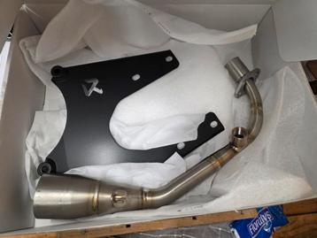 Originele Akrapovic montage set voorbocht en plaat beschikbaar voor biedingen
