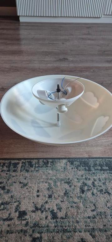 Witte Plafondlamp met Wolken Design beschikbaar voor biedingen