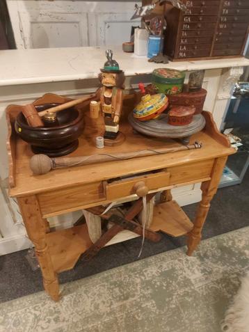 Antieke grenen commode met lade beschikbaar voor biedingen