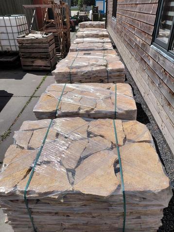 Nieuwe gele flagstones. Natuursteen. Tegels. Terras. beschikbaar voor biedingen