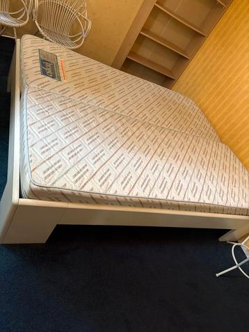Tweepersoonsbed met matrassen – gebruikt maar in goede staat beschikbaar voor biedingen